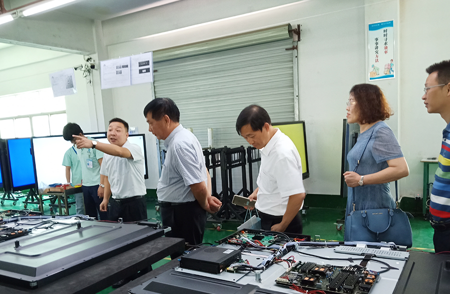 秉承教育精神，共創發展 --桂深兩地教育裝備協會專家蒞臨小蝌蚪视频网站在线教學參觀和指導